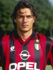 Paolo Maldini è senza dubbio uno dei più grandi calciatori italiani di tutti i tempi. La sua abilità tecnica, la dedizione alla squadra e il suo profondo amore