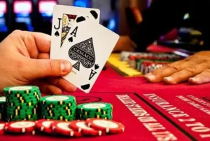 Scopri i 9 errori da evitare assolutamente nel Blackjack per migliorare la tua strategia e goderti ogni partita al meglio.